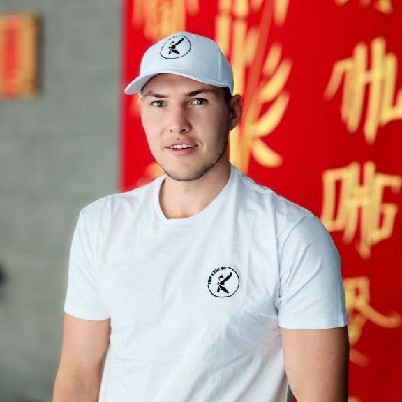 белая футболка + белая кепка