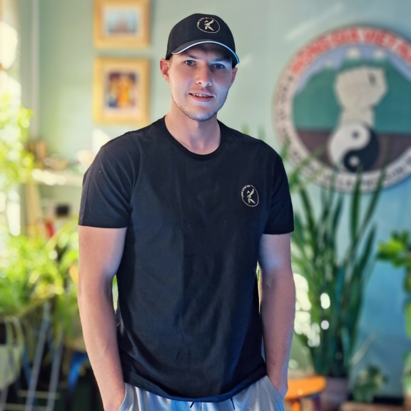 черная футболка + черная кепка